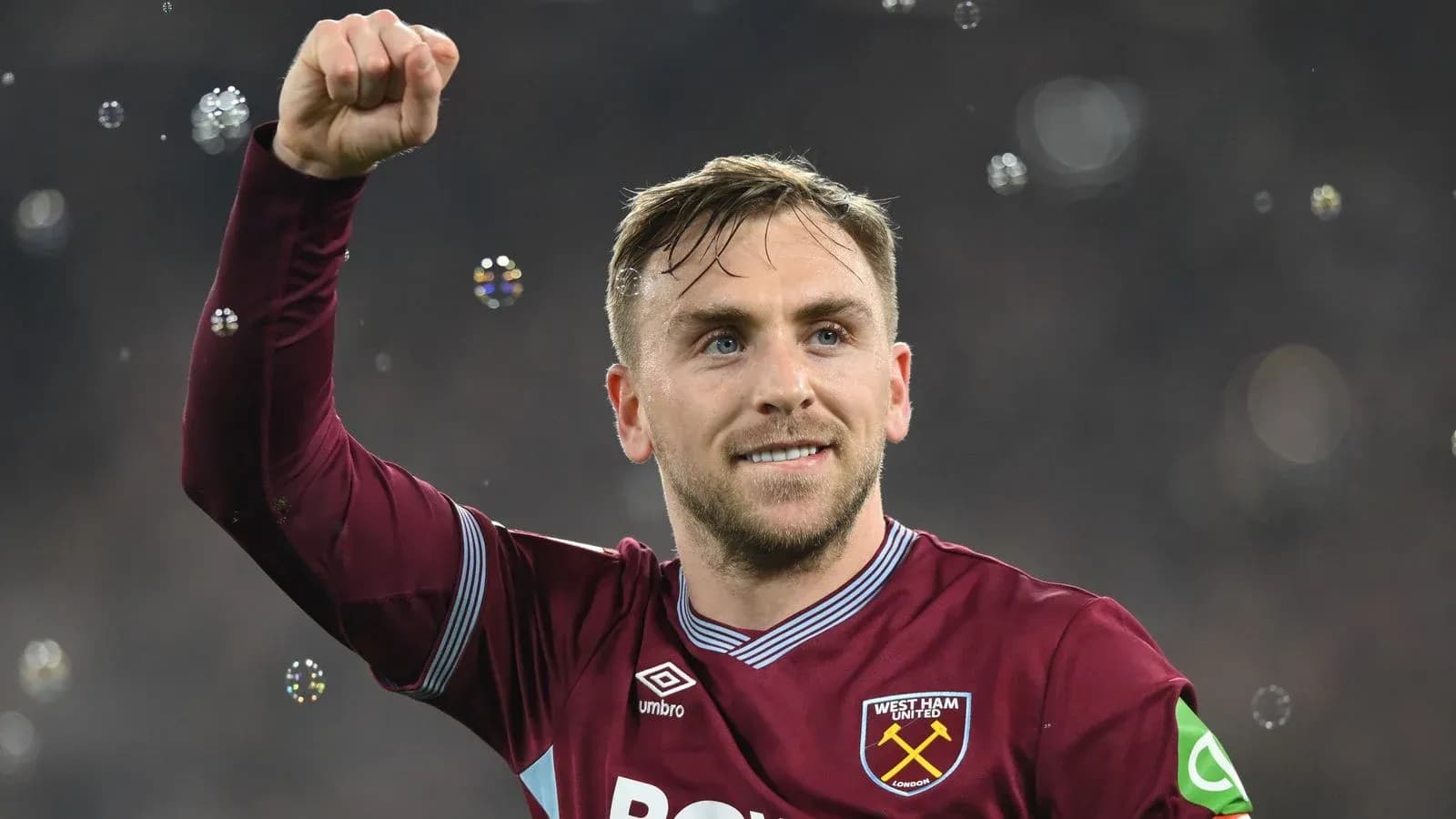 Игрок West Ham United поднимает руку в знак победы Игрок West Ham United поднимает руку в знак победы
