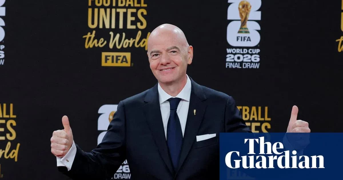 Человек с поднятыми большими пальцами на фоне логотипа FIFA Человек с поднятыми большими пальцами на фоне логотипа FIFA