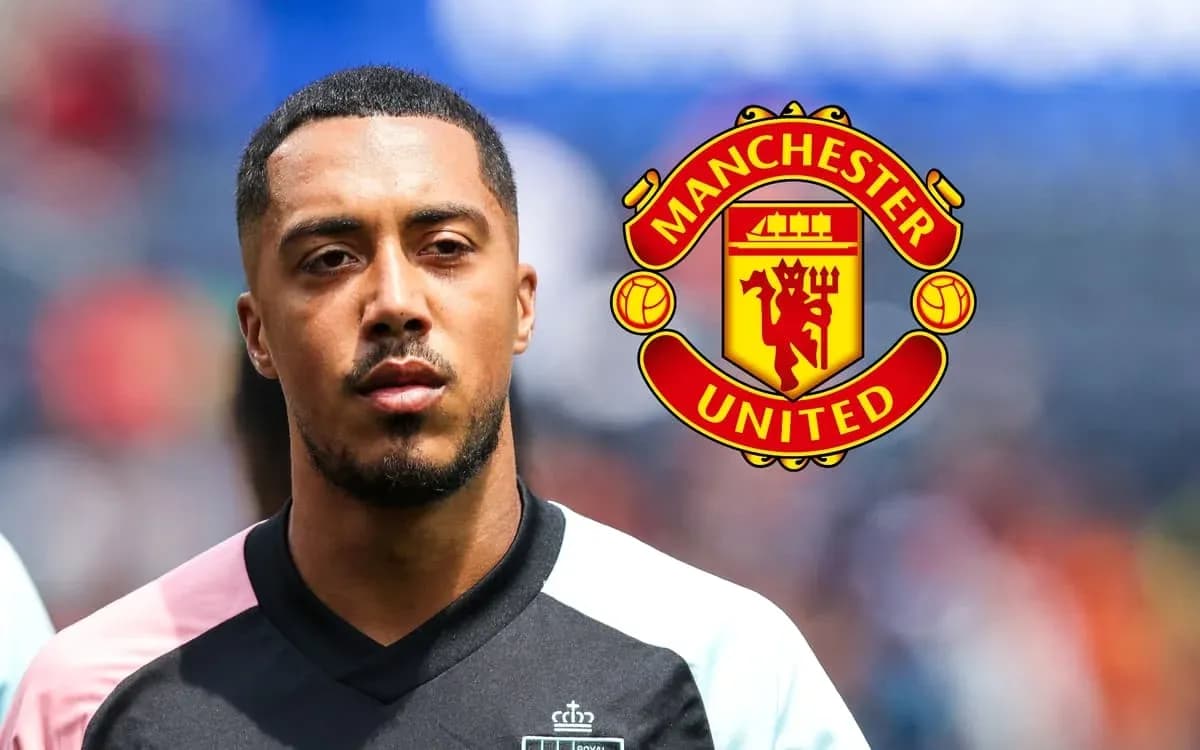Игрок в форме Manchester United на поле Игрок в форме Manchester United на поле
