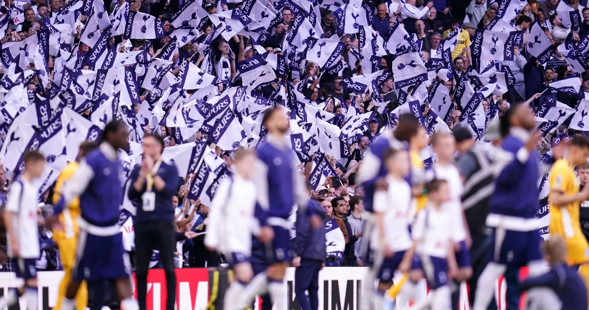 Фанаты с флагами Spurs на стадионе Фанаты с флагами Spurs на стадионе