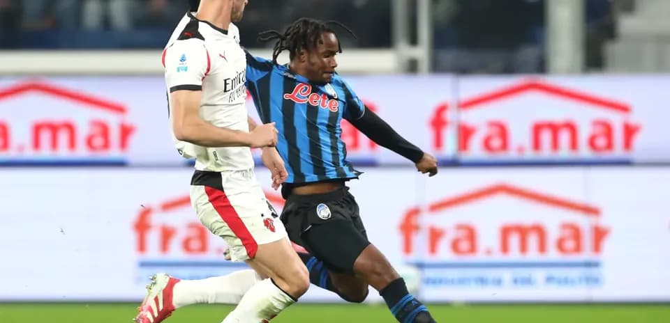 Игроки AC Milan и Atalanta в борьбе за мяч Игроки AC Milan и Atalanta в борьбе за мяч