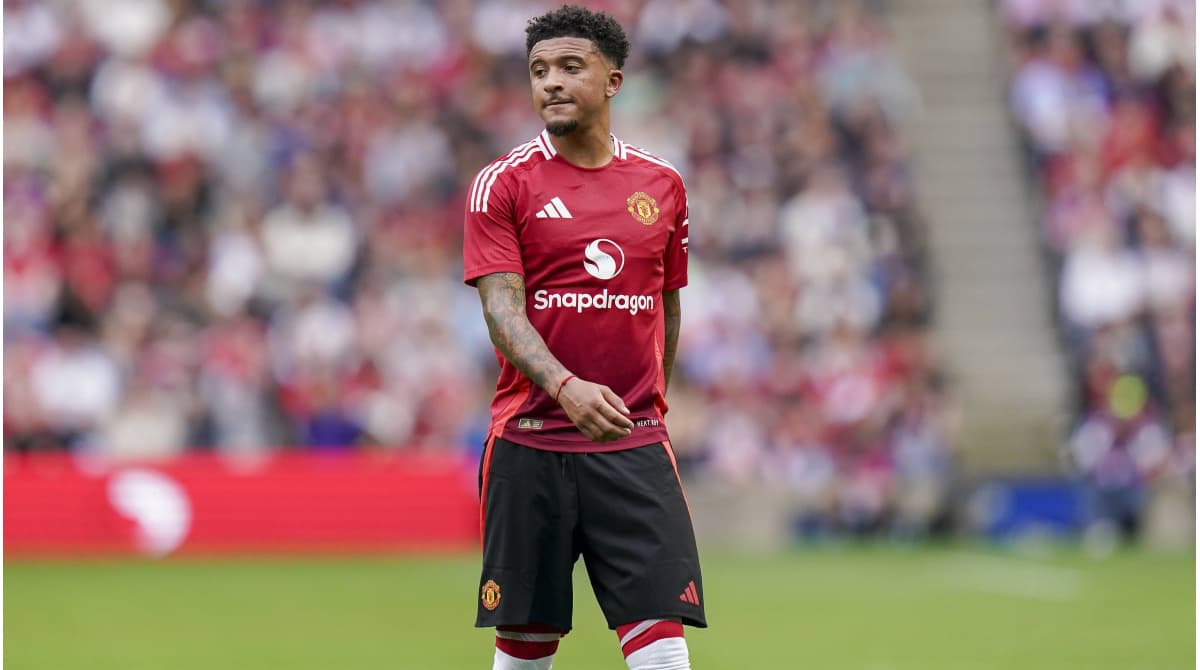 Игрок Manchester United на поле во время матча Игрок Manchester United на поле во время матча