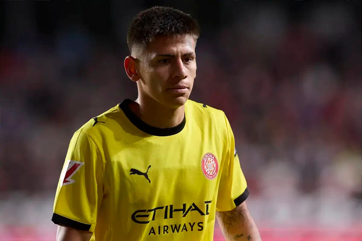 Игрок в желтой форме Girona FC на поле Игрок в желтой форме Girona FC на поле
