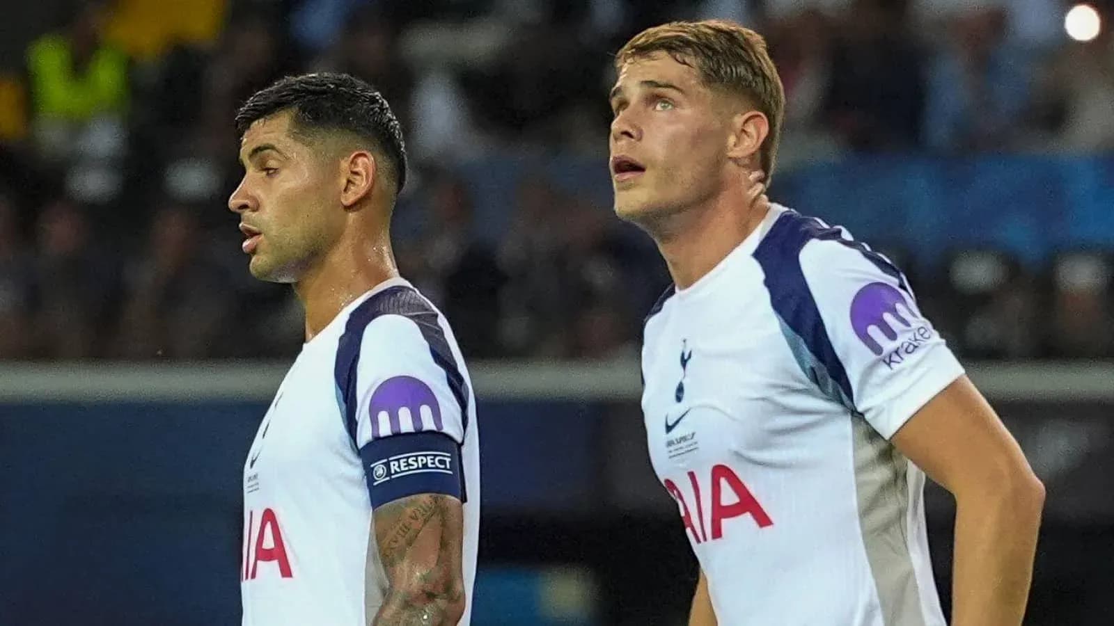 Два игрока Tottenham Hotspur на поле во время матча Два игрока Tottenham Hotspur на поле во время матча