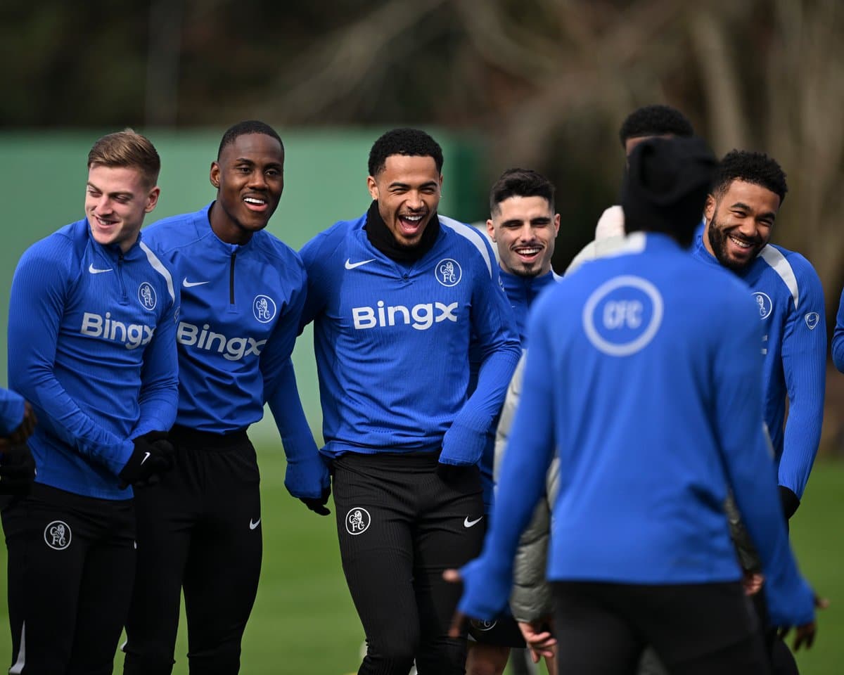 Игроки Chelsea FC смеются на тренировке Игроки Chelsea FC смеются на тренировке