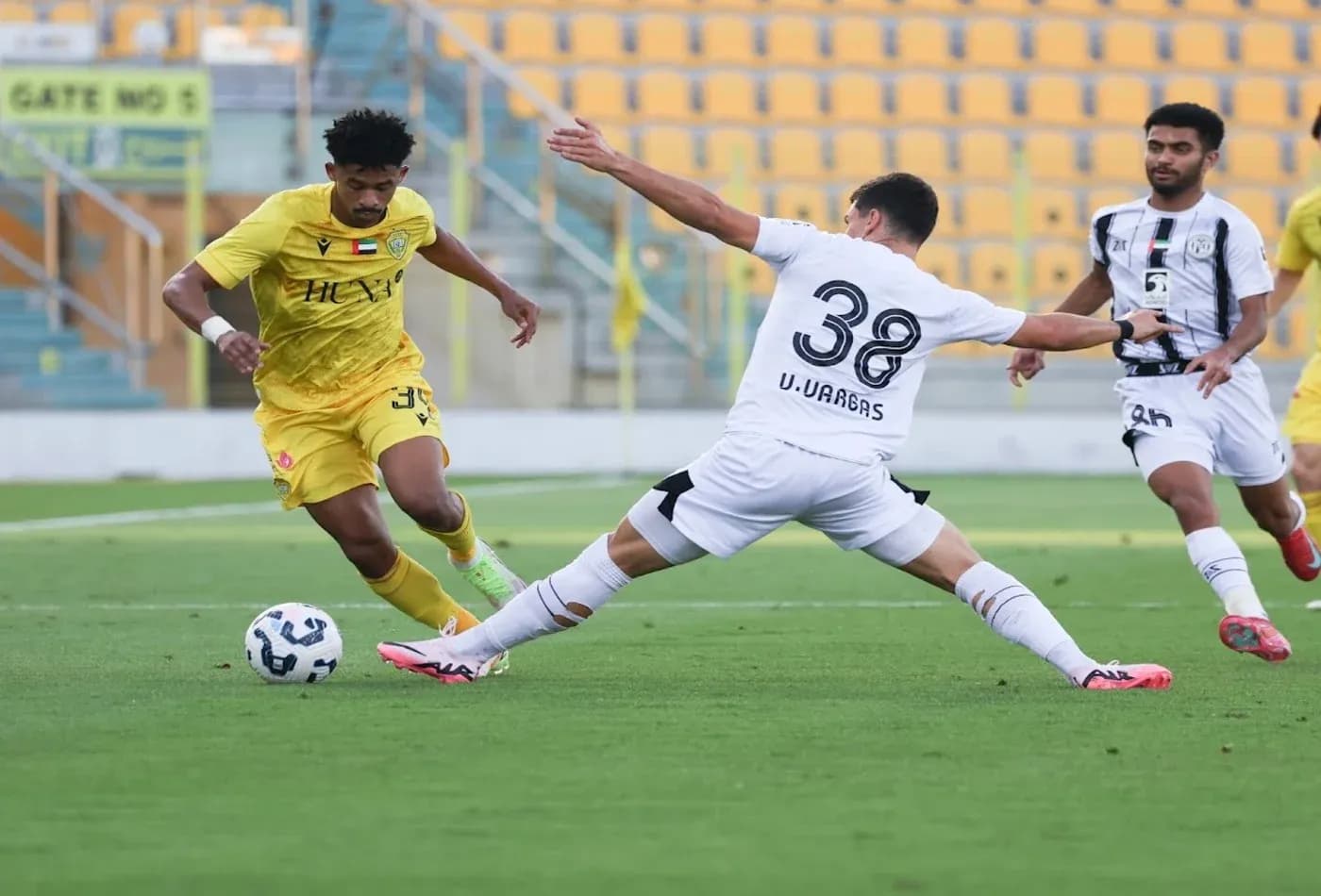 Игроки Al Wasl U23 и Al Jazira U23 в матче Игроки Al Wasl U23 и Al Jazira U23 в матче