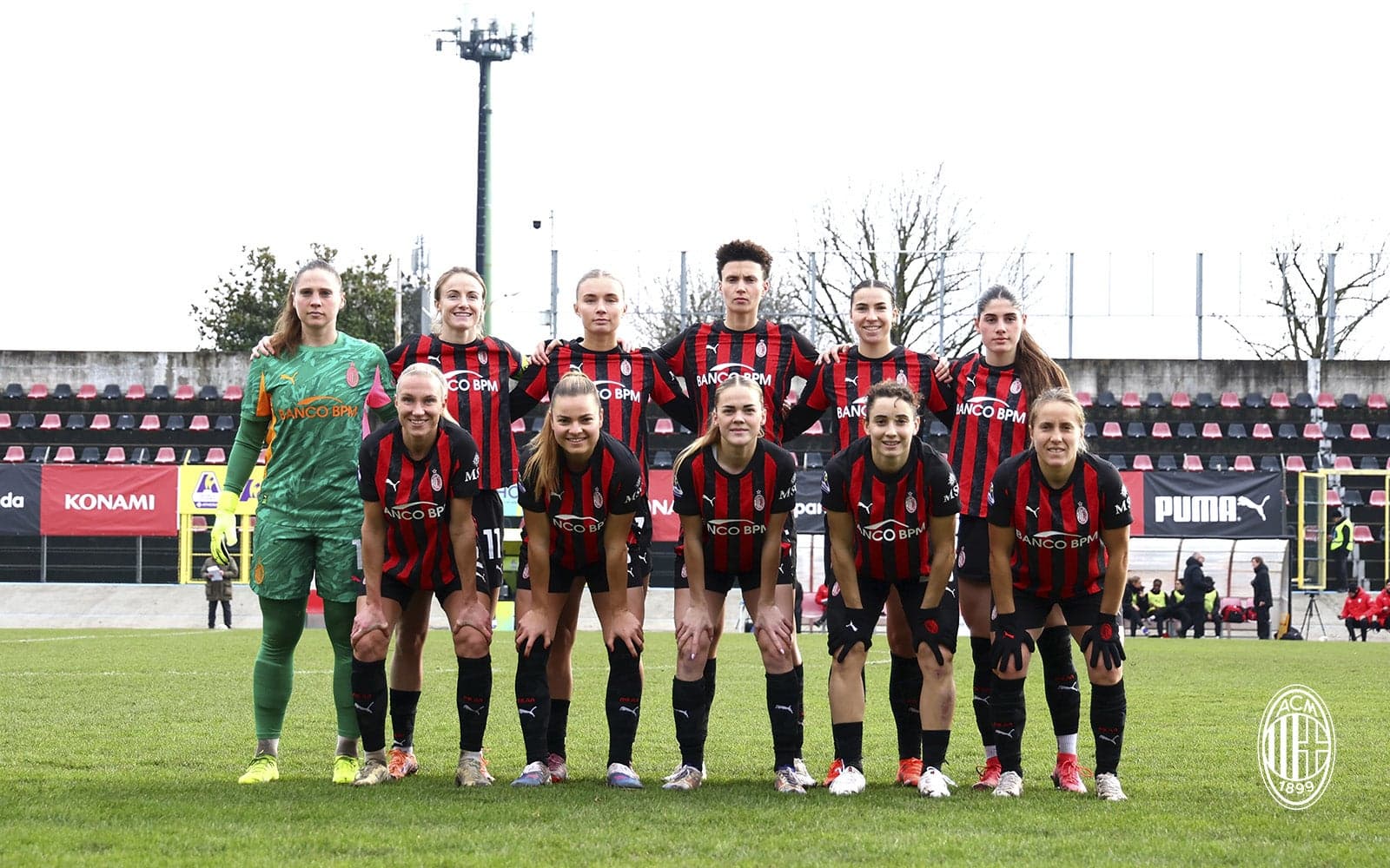 Женская команда AC Milan перед матчем Женская команда AC Milan перед матчем