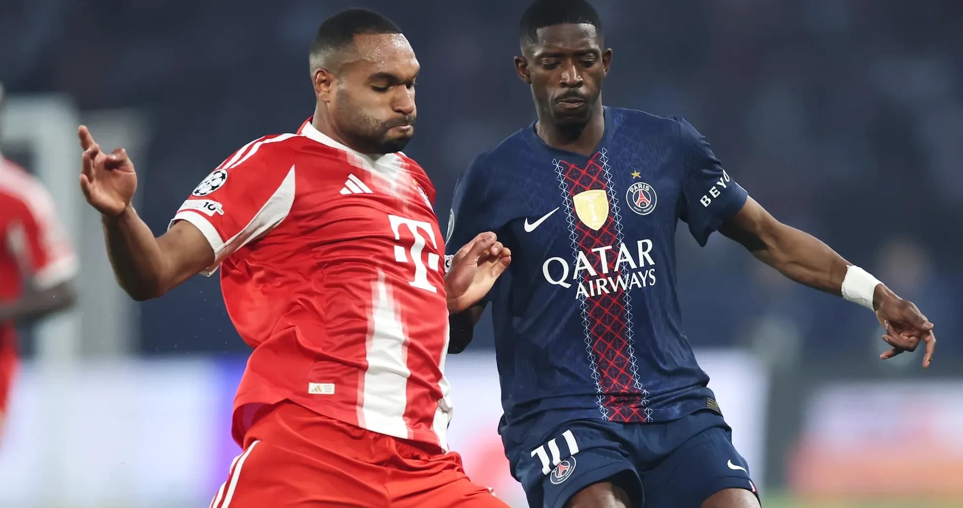 Игроки Bayern München и Paris Saint Germain в борьбе Игроки Bayern München и Paris Saint Germain в борьбе