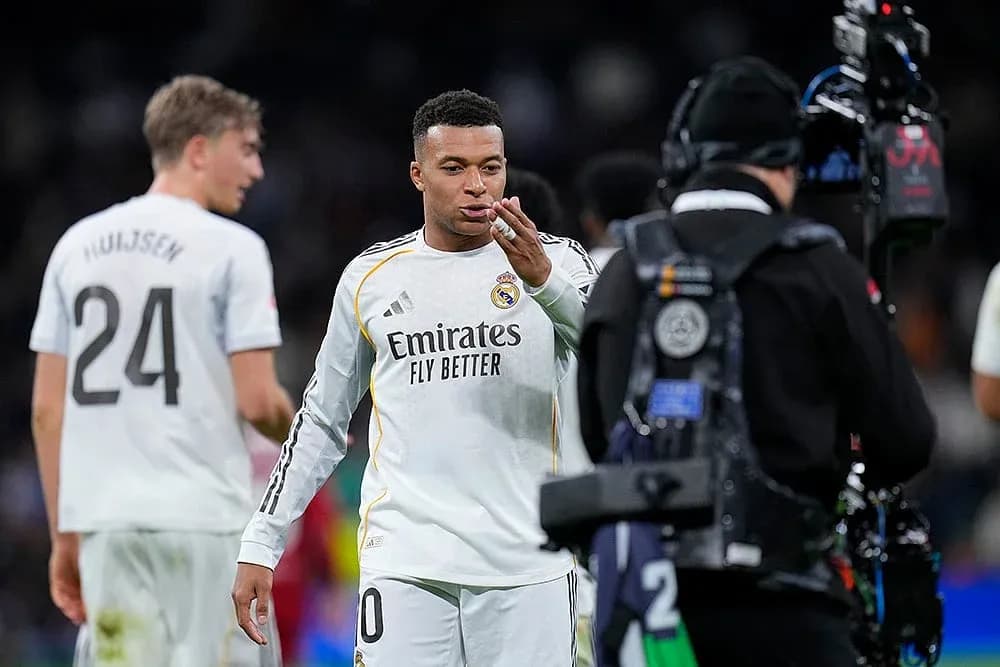 Игрок Реал Мадрид поздравляет с голом Игрок Реал Мадрид поздравляет с голом