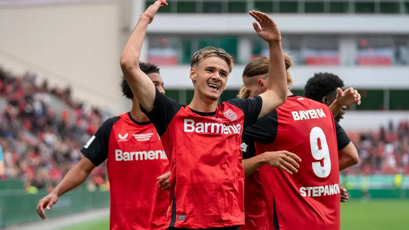 Игроки Bayer 04 отмечают гол на поле Игроки Bayer 04 отмечают гол на поле