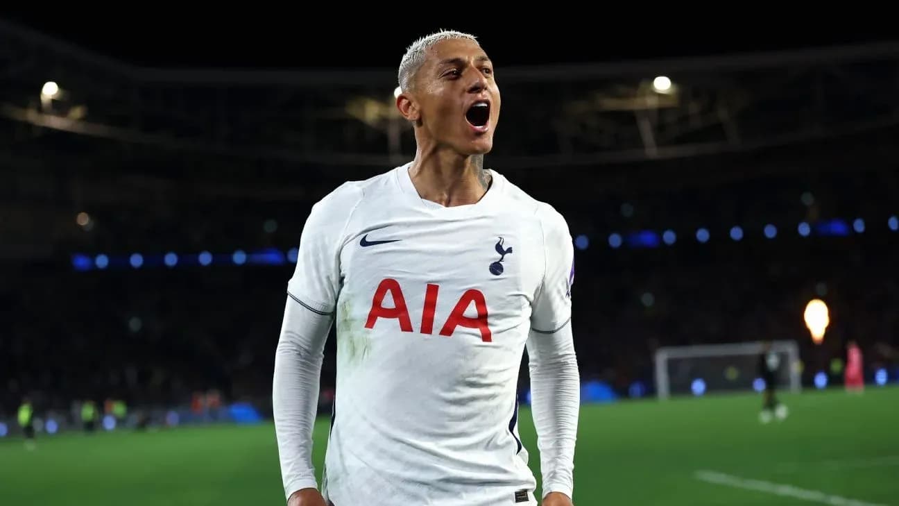 Игрок Тоттенхэм празднует гол на поле Игрок Тоттенхэм празднует гол на поле