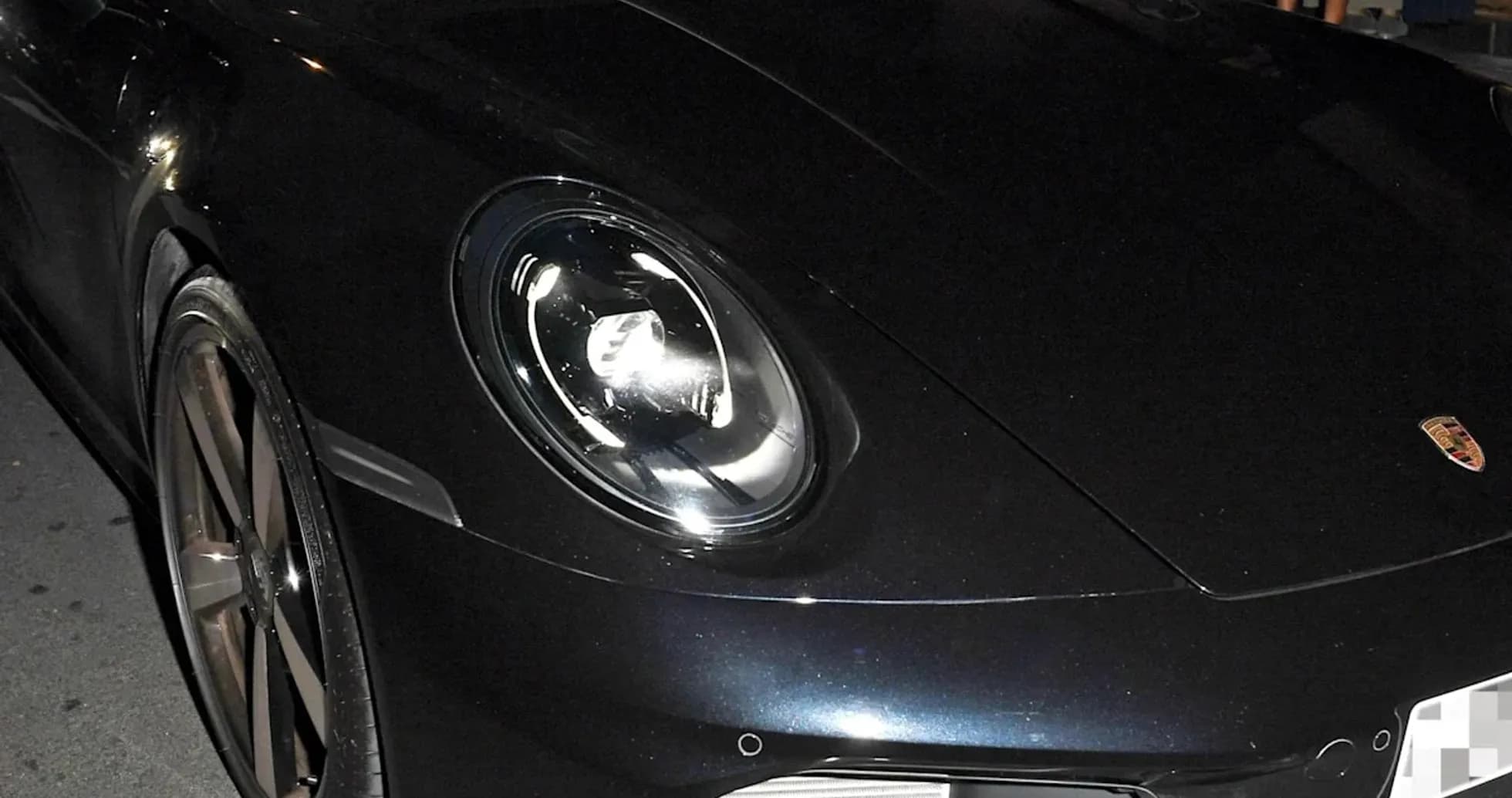 Два человека в спортивном автомобиле Porsche Два человека в спортивном автомобиле Porsche
