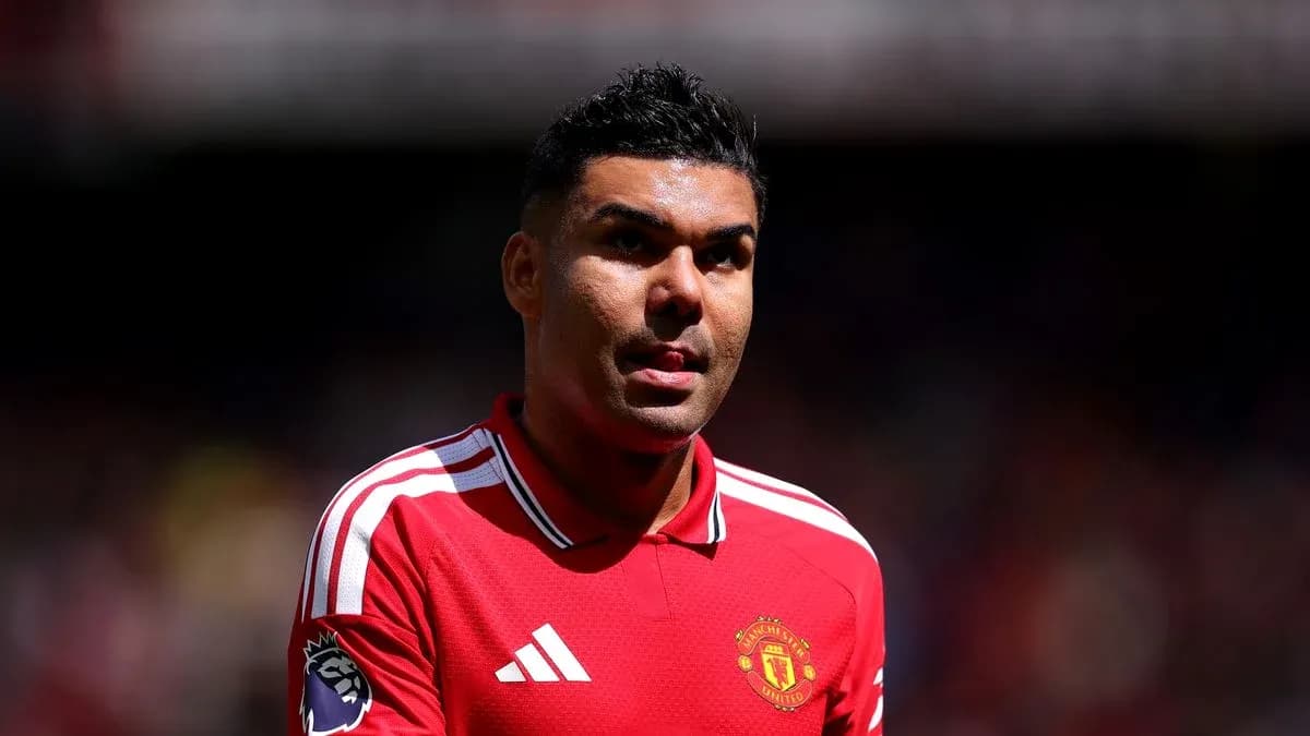 Игрок в красной форме Manchester United на поле Игрок в красной форме Manchester United на поле