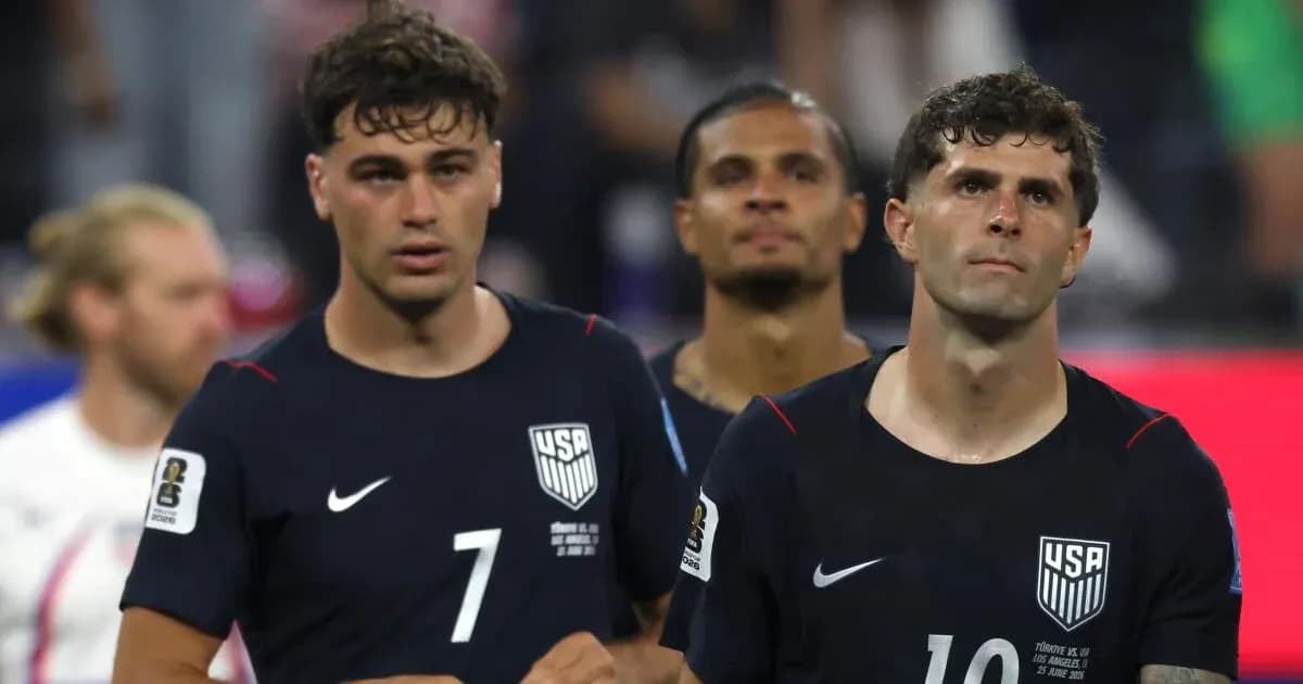 Игроки сборной США после матча в темной форме Игроки сборной США после матча в темной форме