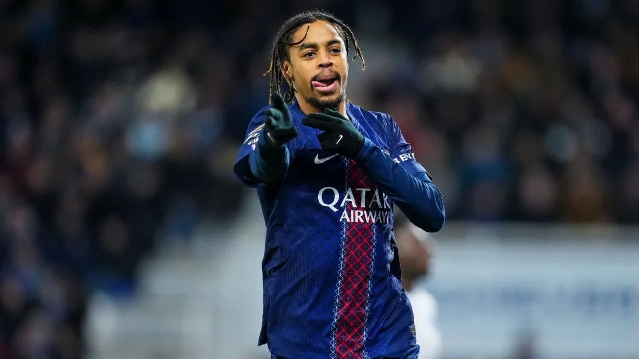 Игрок PSG показывает жест поддержки на поле Игрок PSG показывает жест поддержки на поле