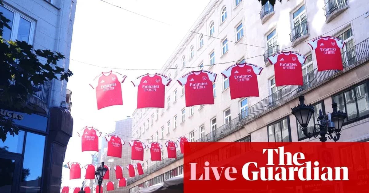 Красные футболки Arsenal висят на улице Красные футболки Arsenal висят на улице