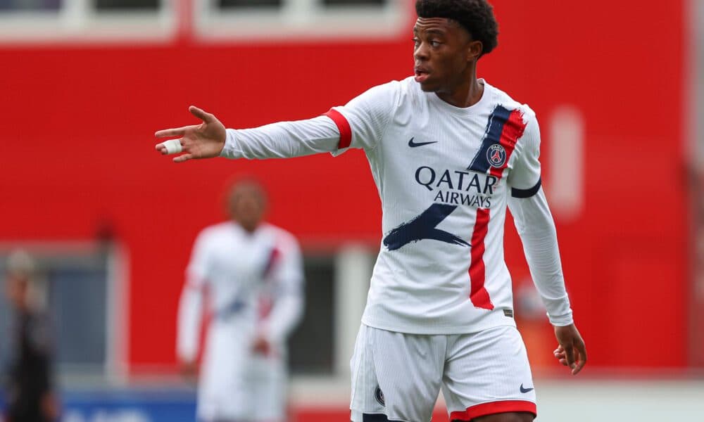 Игрок PSG подает указания на поле матча Игрок PSG подает указания на поле матча
