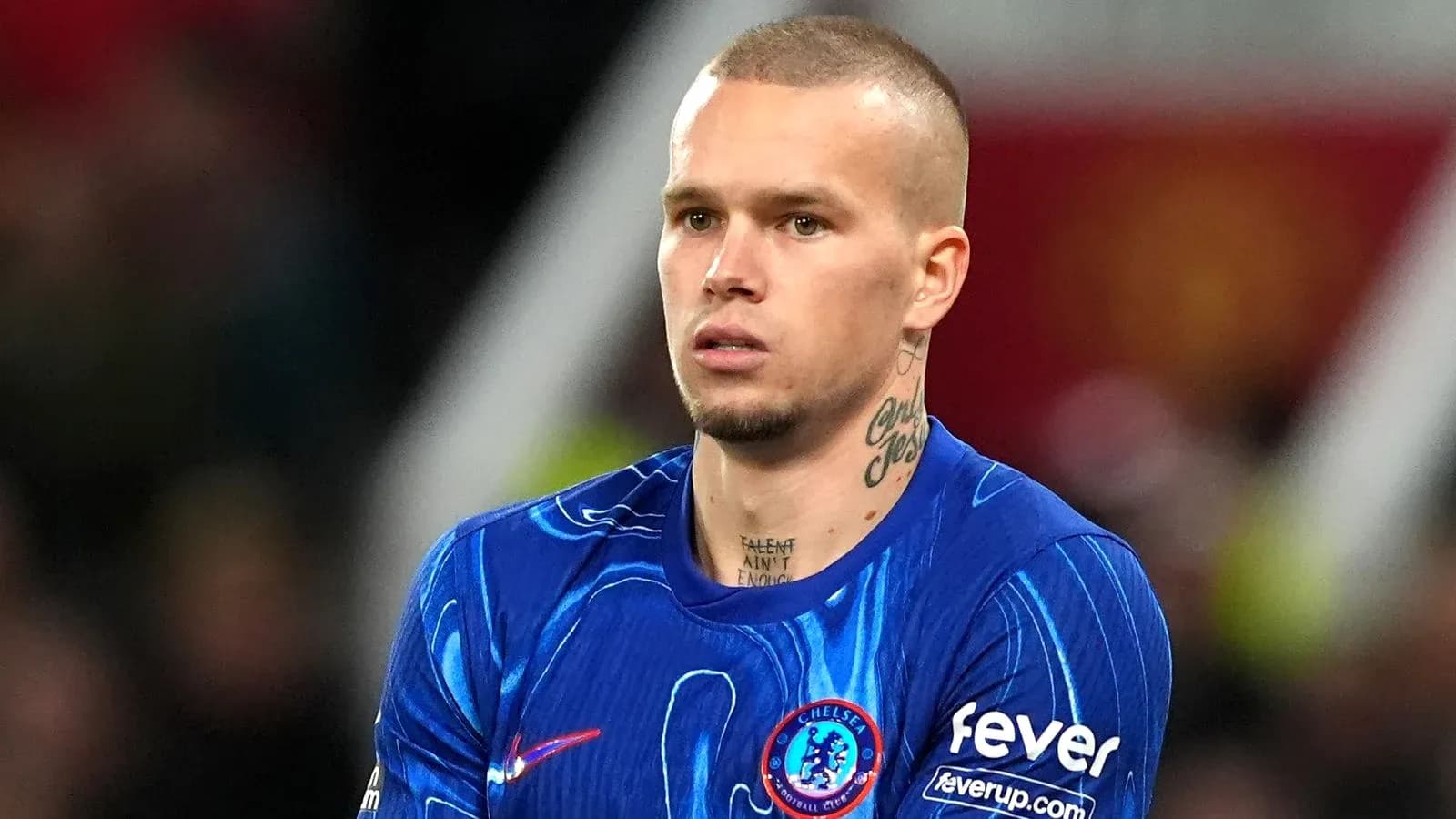 Игрок в синей футболке Chelsea на поле Игрок в синей футболке Chelsea на поле