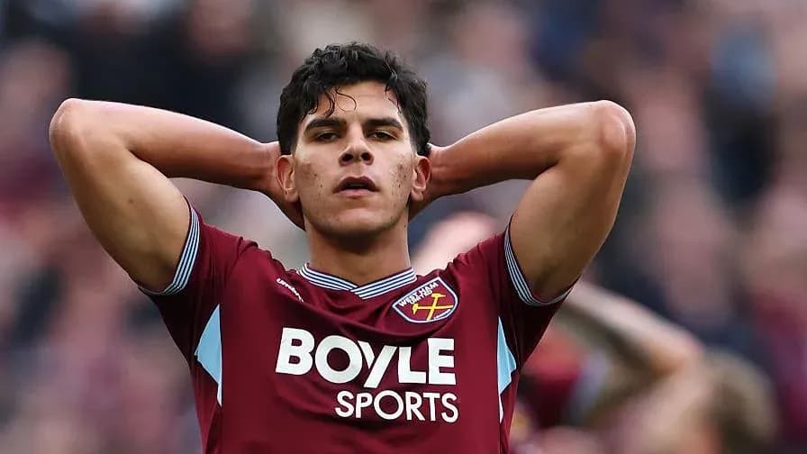 Игрок West Ham United с поднятыми руками на поле Игрок West Ham United с поднятыми руками на поле