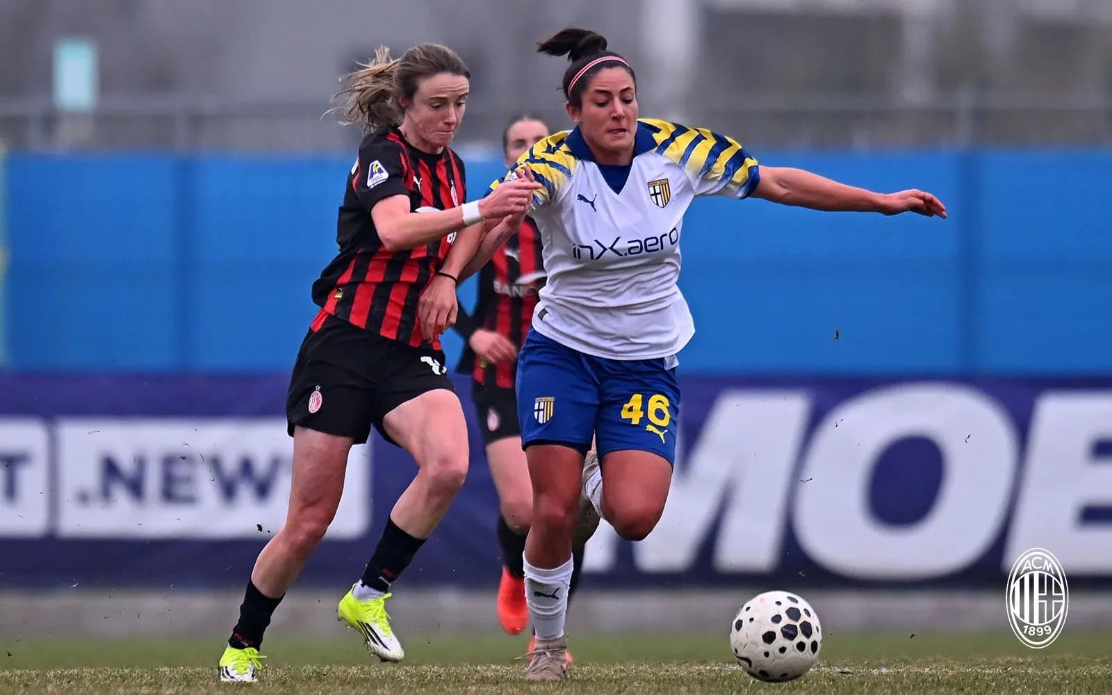 Игроки AC Milan и Parma в борьбе за мяч Игроки AC Milan и Parma в борьбе за мяч
