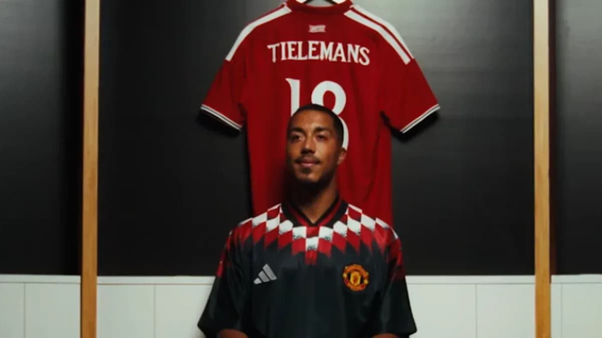 Игрок в форме Manchester United перед майкой Тилеманса Игрок в форме Manchester United перед майкой Тилеманса