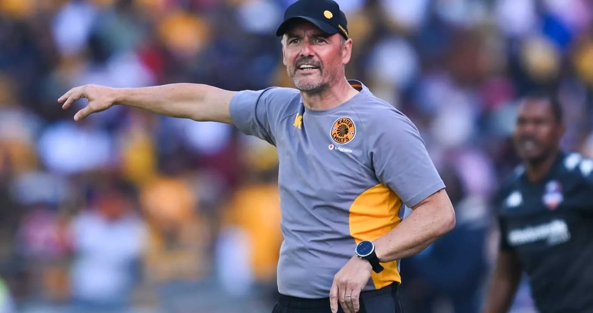 Тренер Kaizer Chiefs указывает игрокам на поле Тренер Kaizer Chiefs указывает игрокам на поле