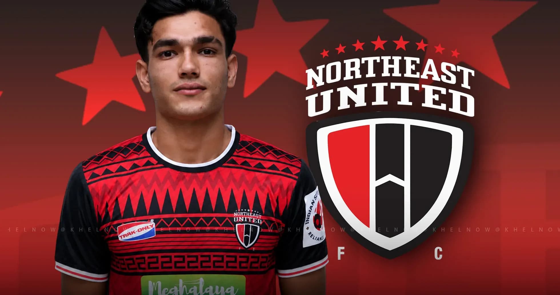 Игрок в форме Northeast United на фоне логотипа Игрок в форме Northeast United на фоне логотипа