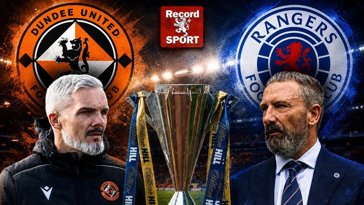 Тренеры Dundee United и Rangers с трофеем чемпионата Тренеры Dundee United и Rangers с трофеем чемпионата