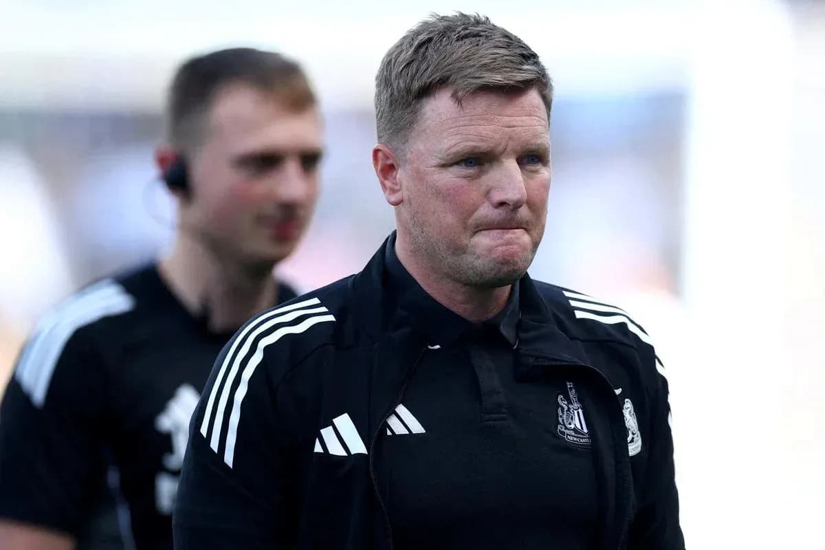 Тренер Newcastle United выходит на поле с другим сотрудником Тренер Newcastle United выходит на поле с другим сотрудником