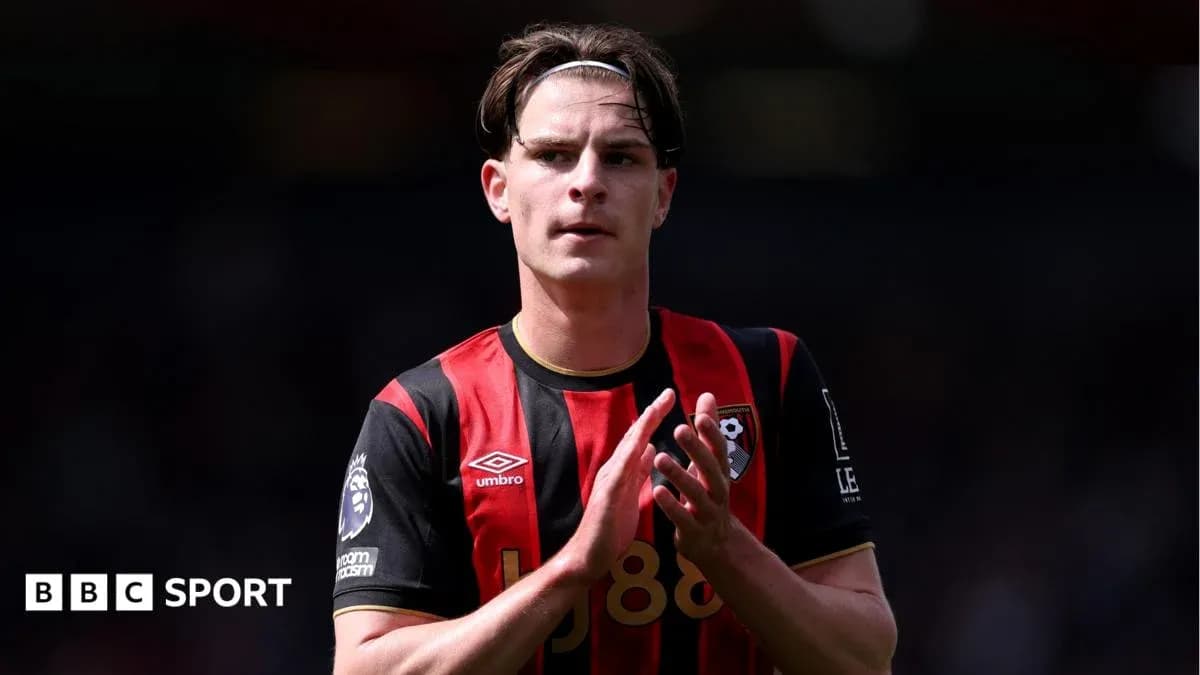 Игрок Bournemouth аплодирует после матча Игрок Bournemouth аплодирует после матча