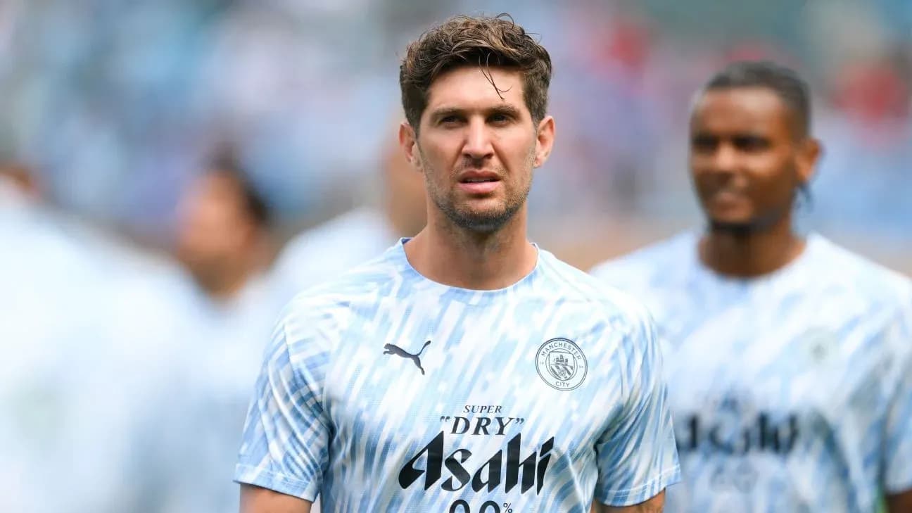 Игрок в тренировочной форме Manchester City на поле Игрок в тренировочной форме Manchester City на поле