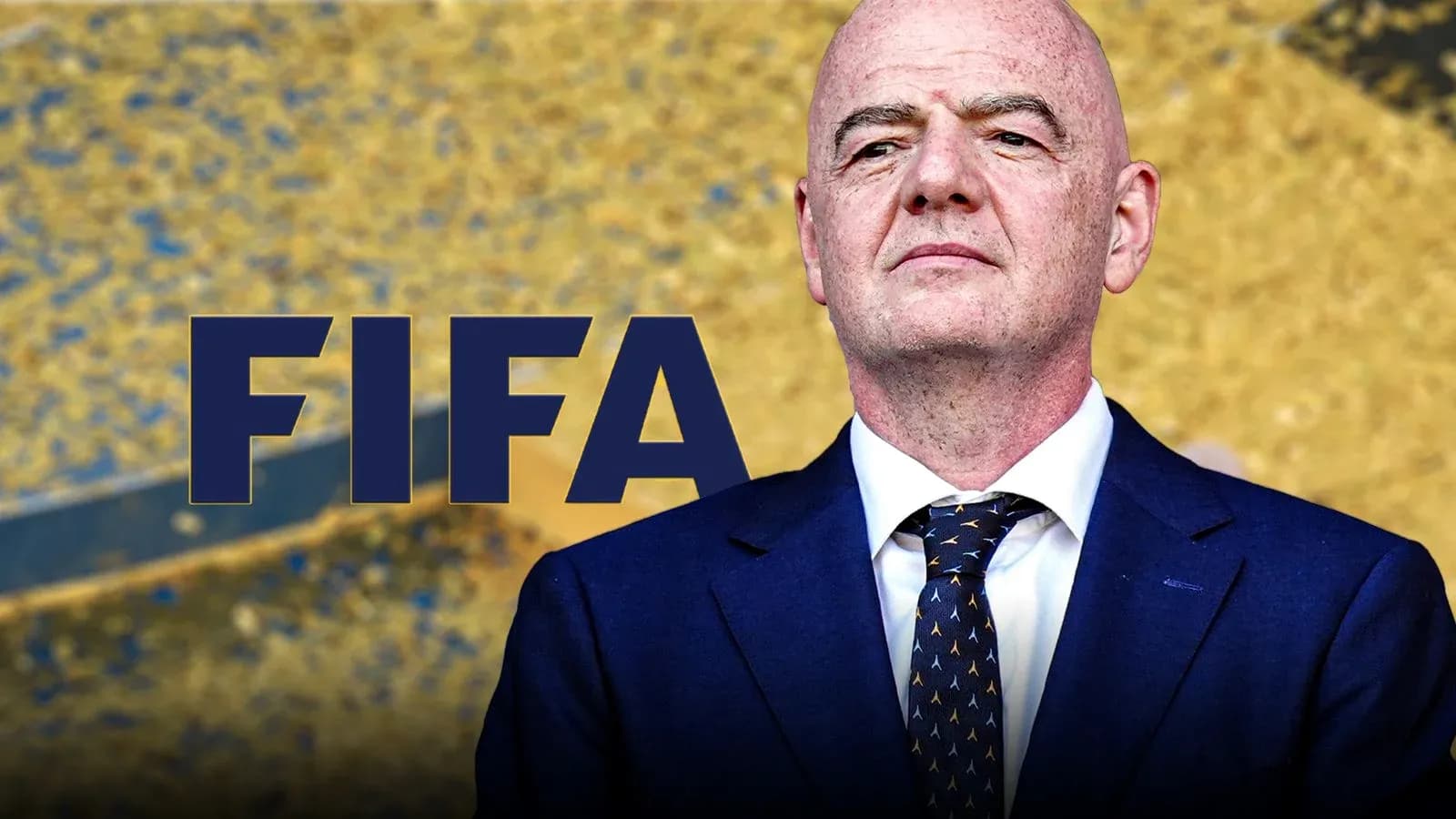 Человек в костюме с логотипом FIFA на фоне Человек в костюме с логотипом FIFA на фоне