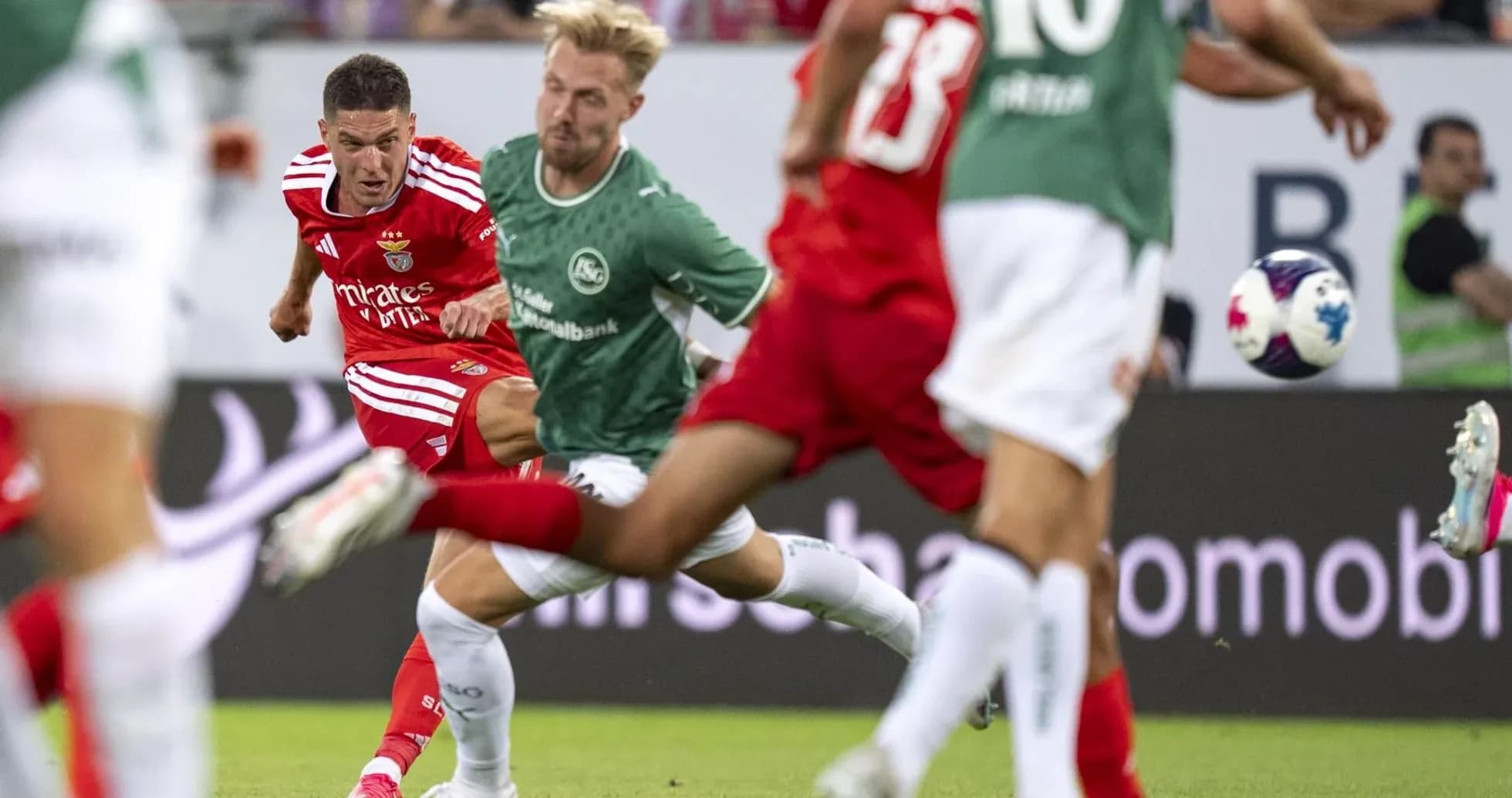 Игроки Бенфики на поле против FC St. Gallen Игроки Бенфики на поле против FC St. Gallen
